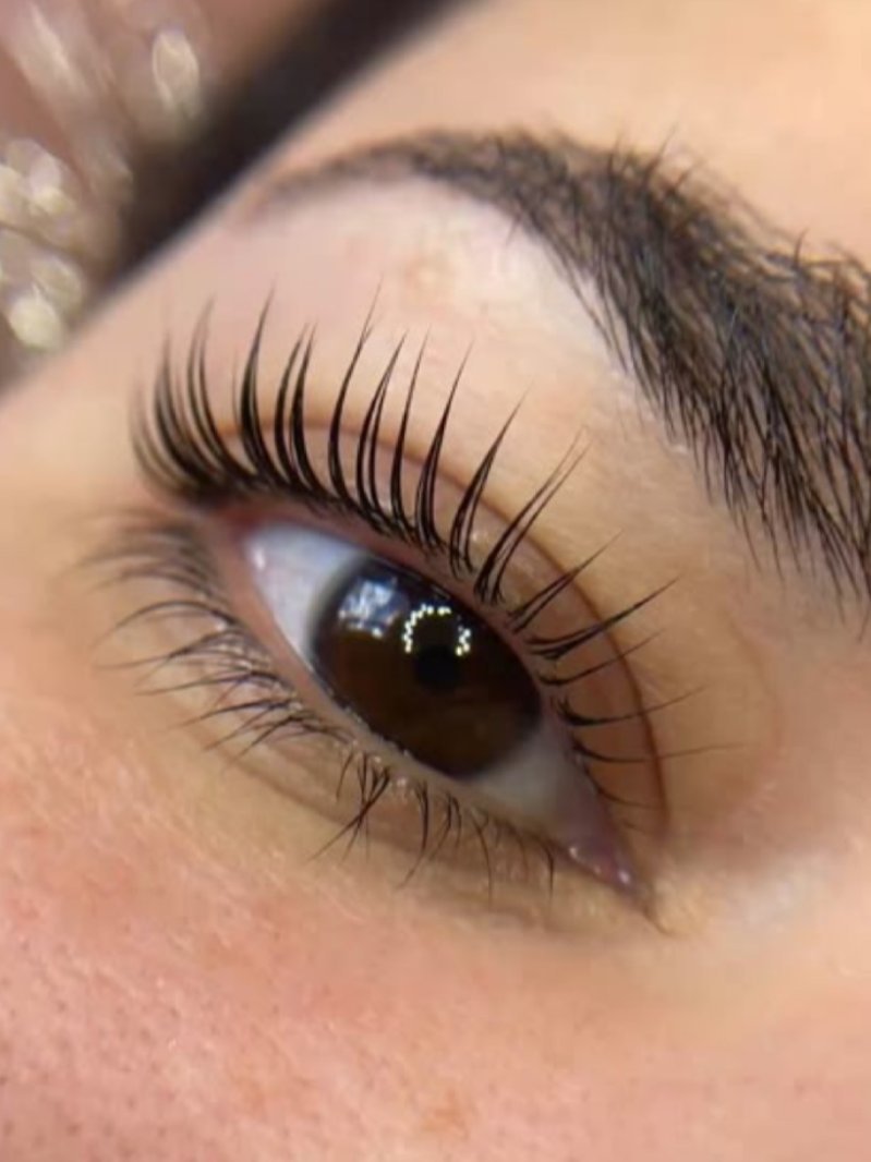 Detalle de cejas y pestañas del portfolio de Conchi.