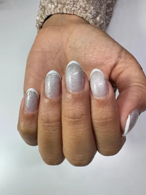 Manicura plateada brillante con puntas blancas.